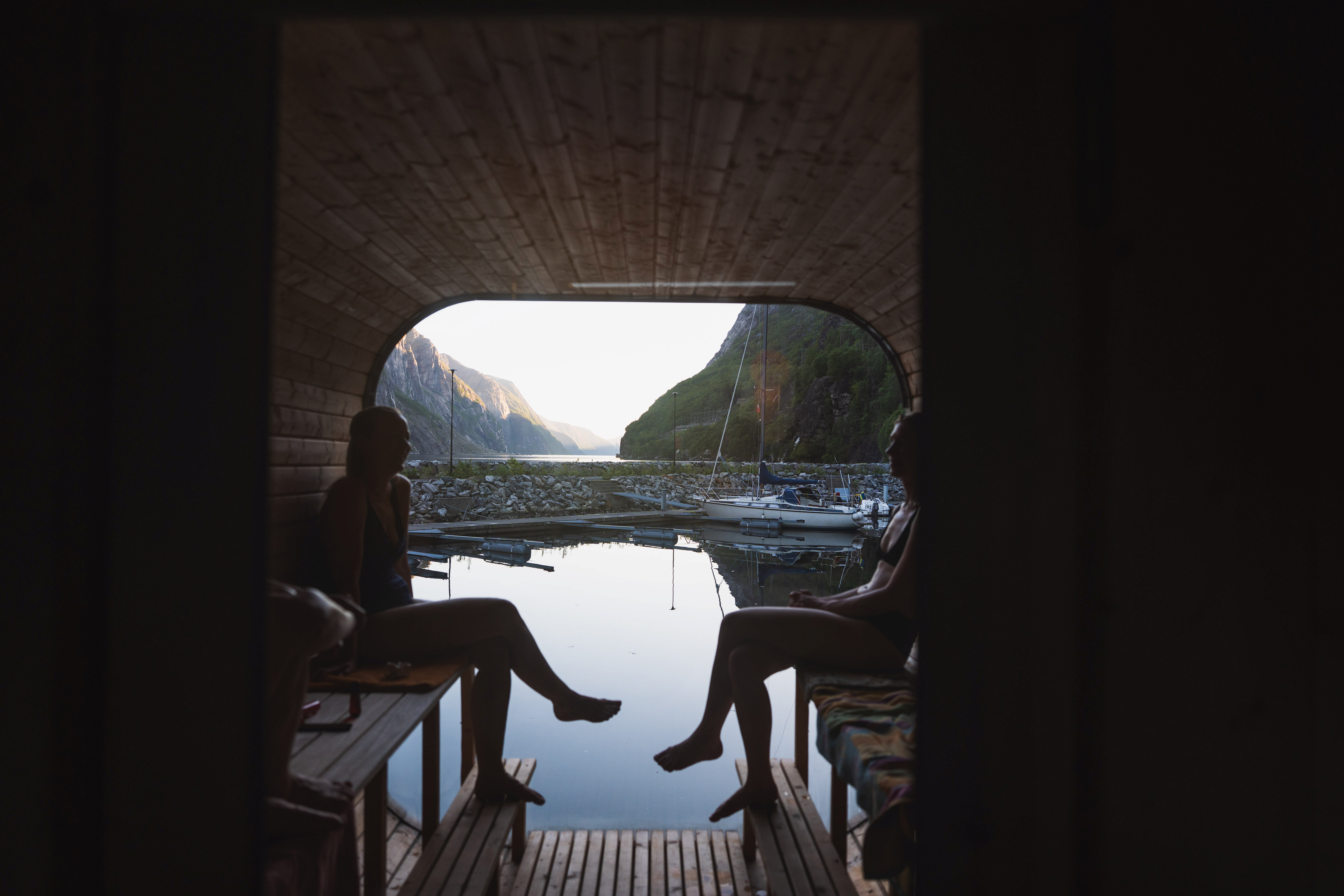 Tre damer sitter inne i en sauna.