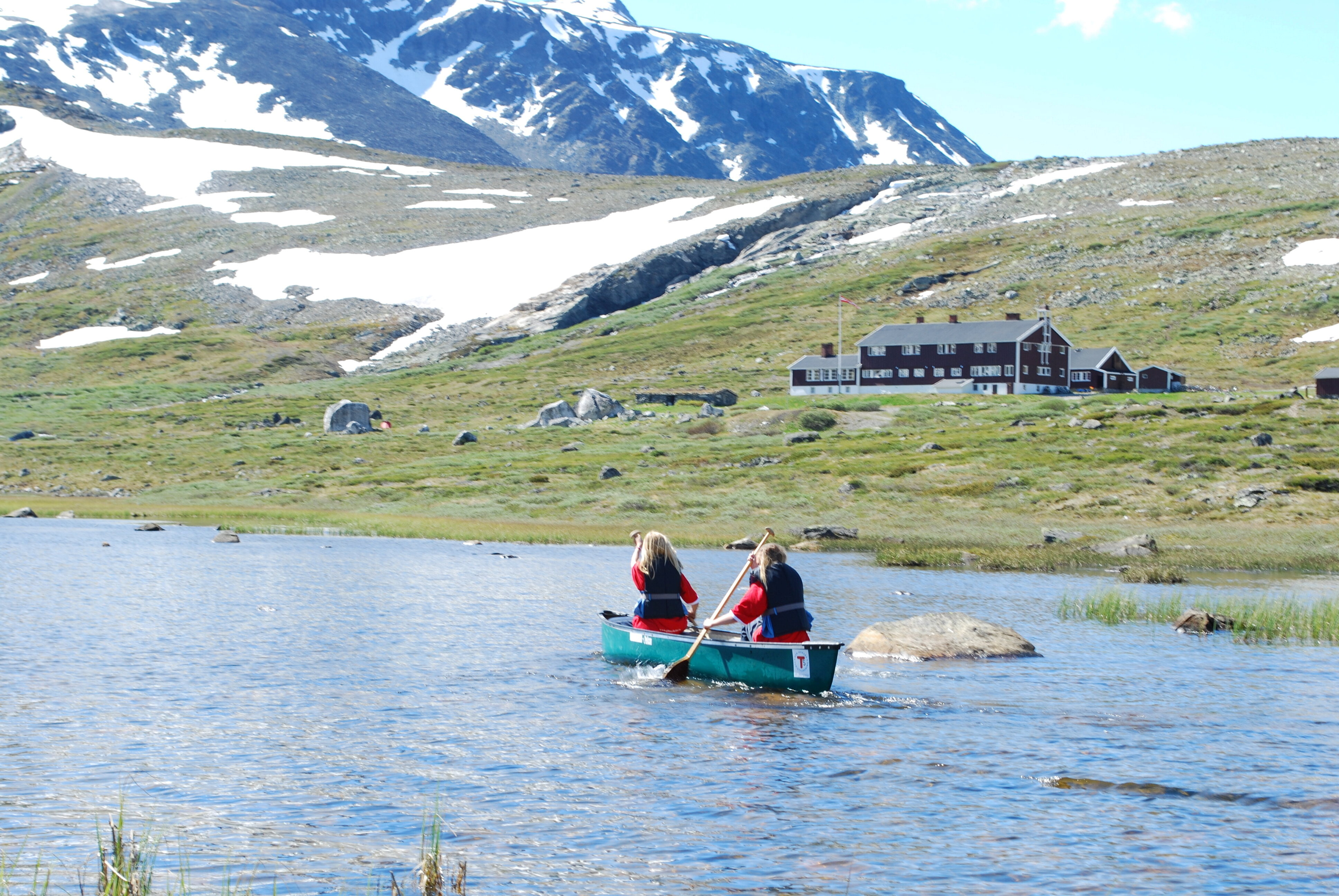 to barn padler p&aring; vannet nedenfor DNT-hytta Glitterheim i Jotunheimen