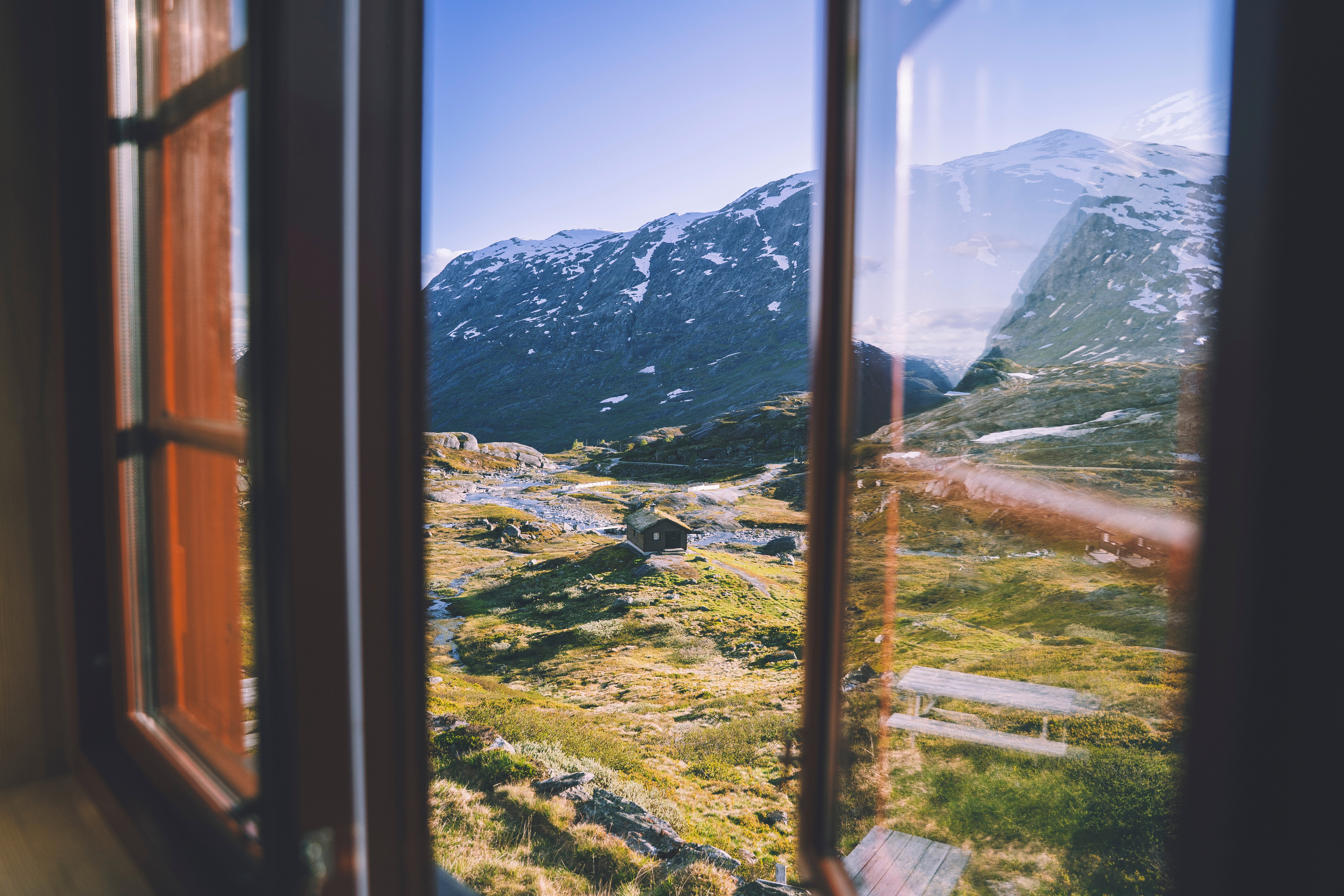 utsikt over en dal og fjell fra et vindu