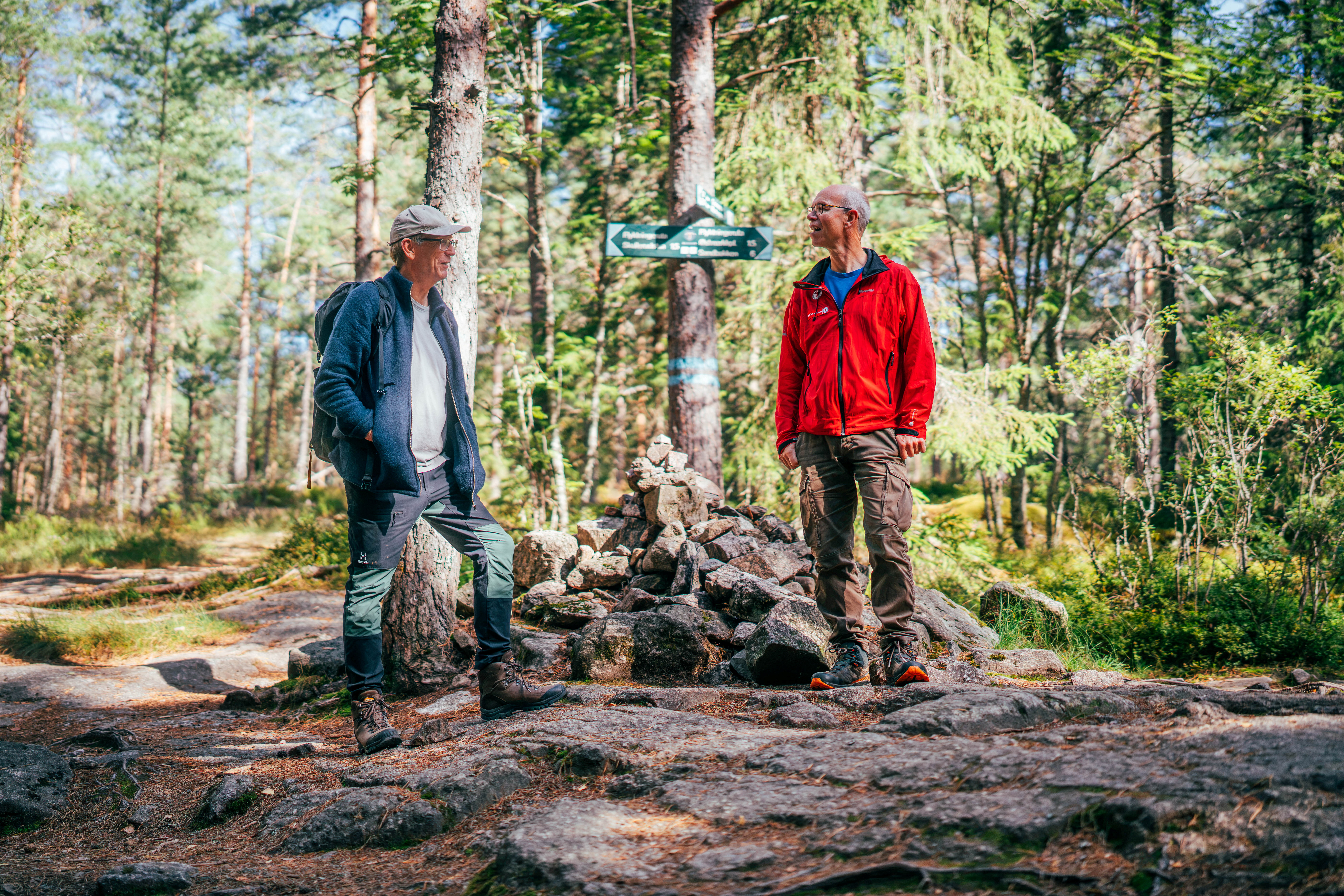 to personer ved siden av en varde i skogen
