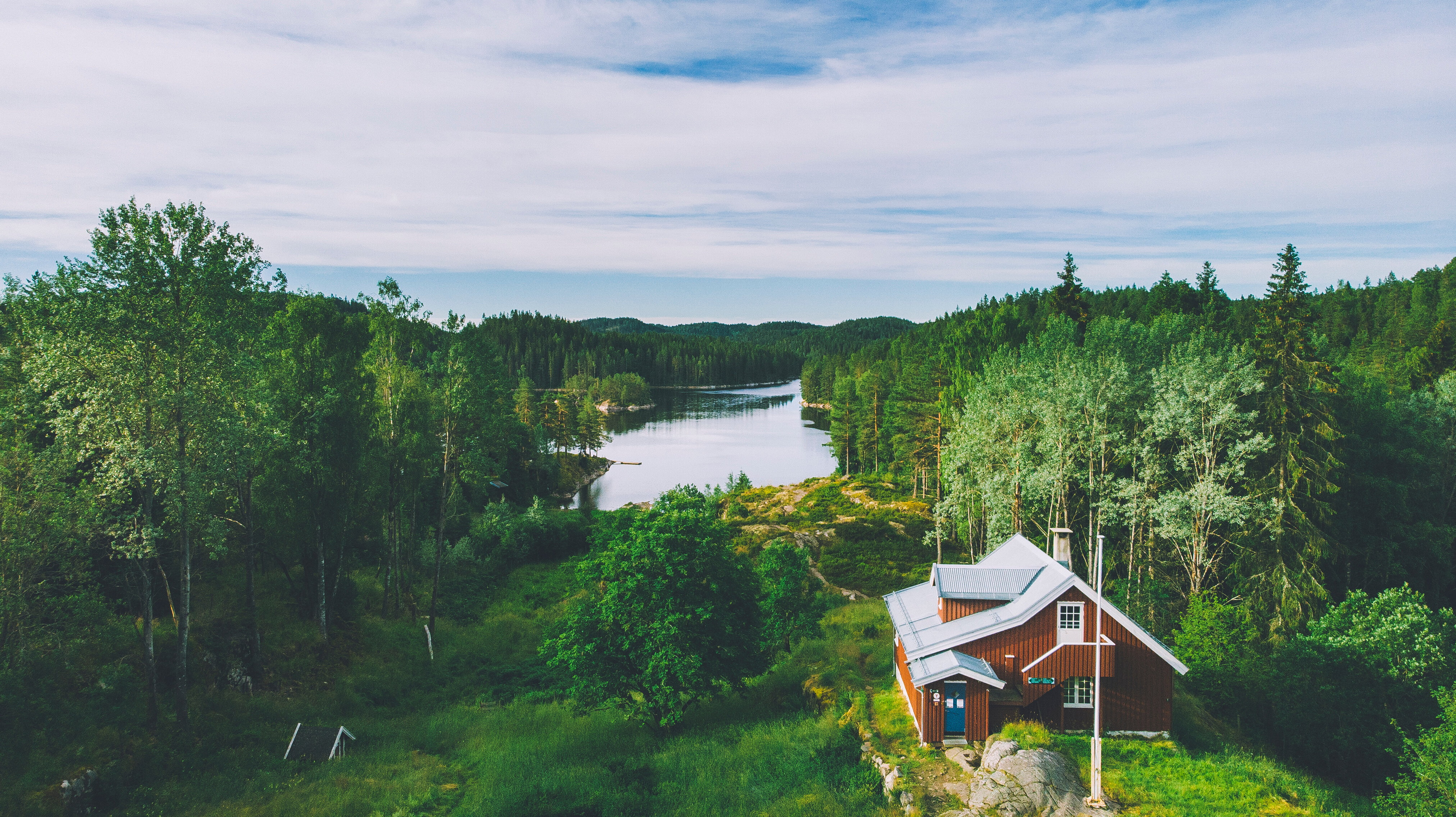 R&oslash;d hytte i skogen