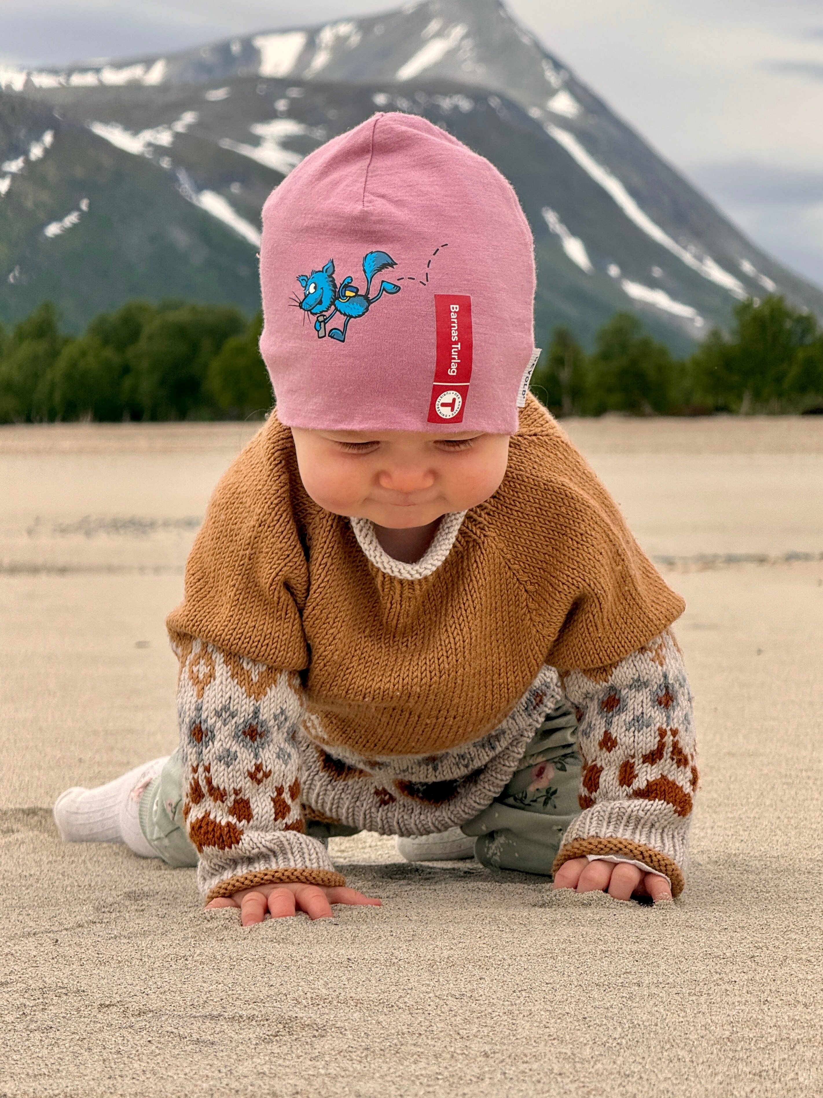 baby p&aring; strand i fjellet