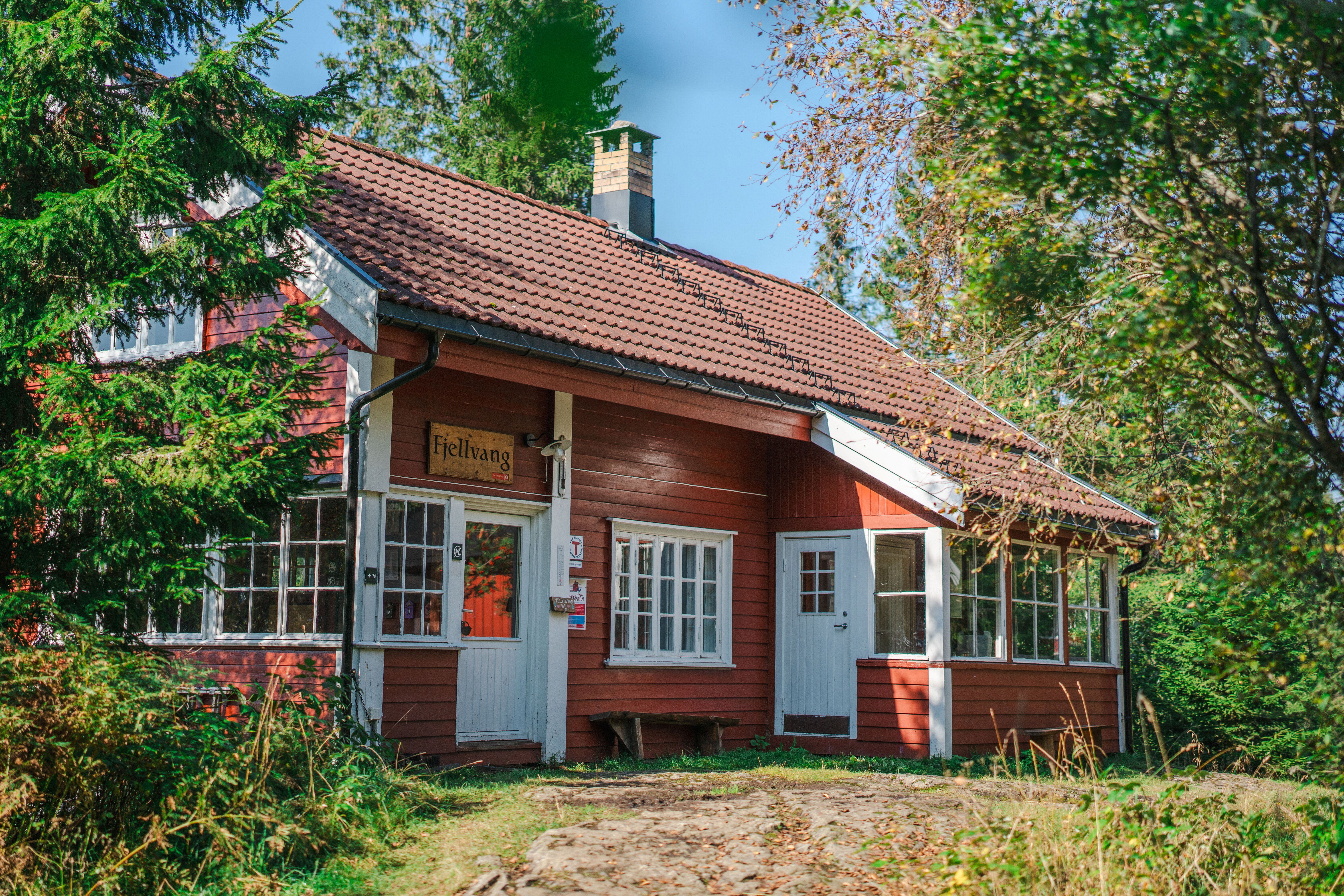 R&oslash;d hytte p&aring; en fin sommerdag