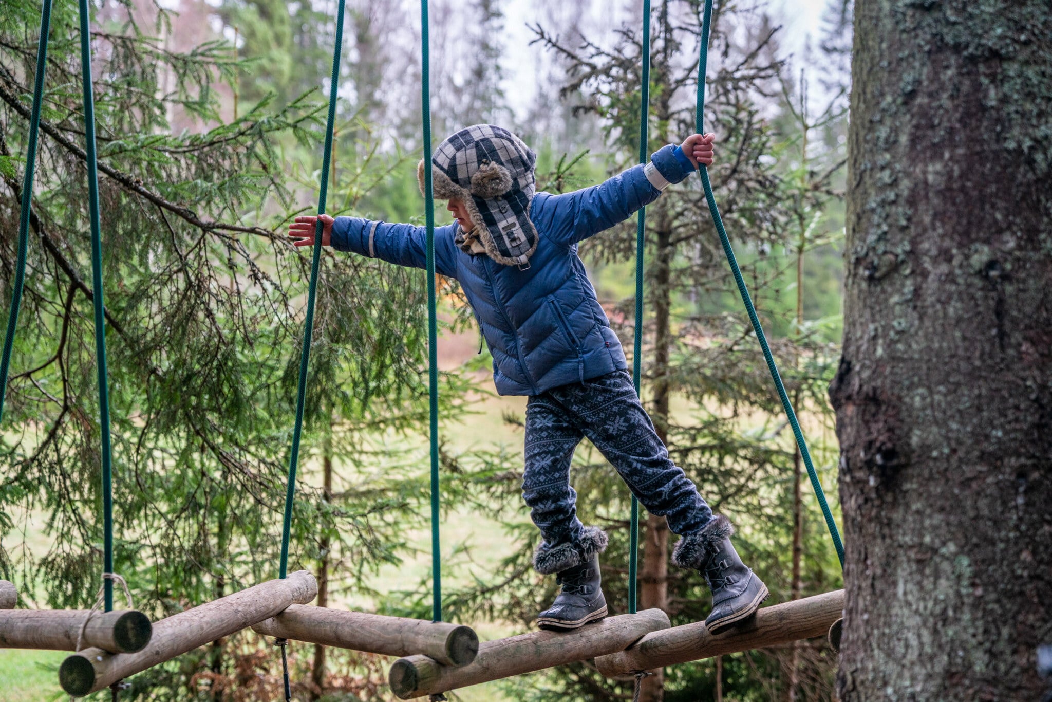 gutt klatrer i klatrel&oslash;ype